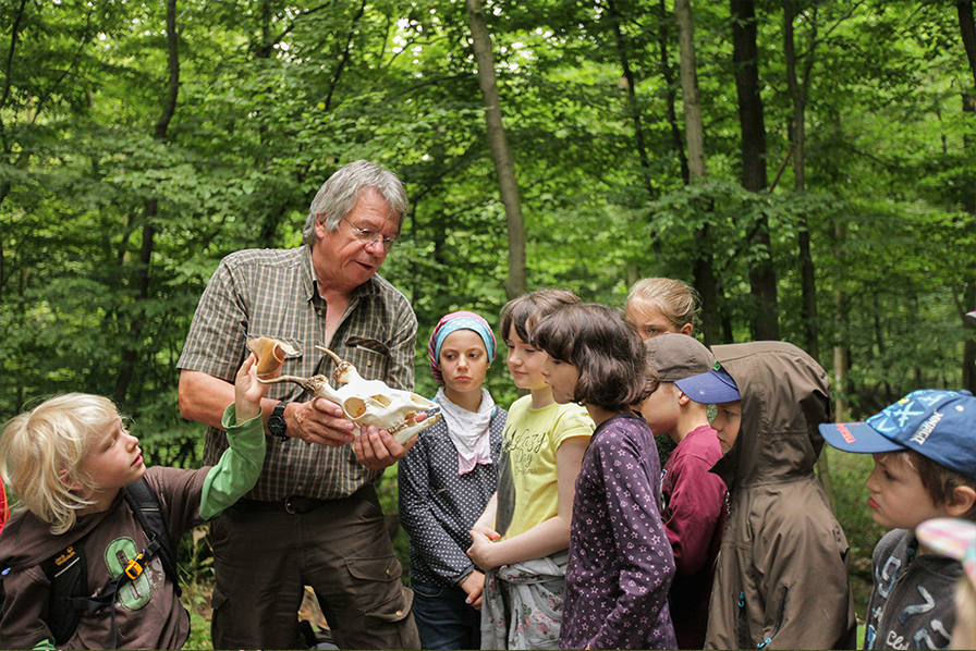 Manfred Hensel bei einer Waldführung mit Kindern