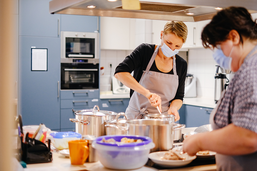 Zwei Frauen kochen