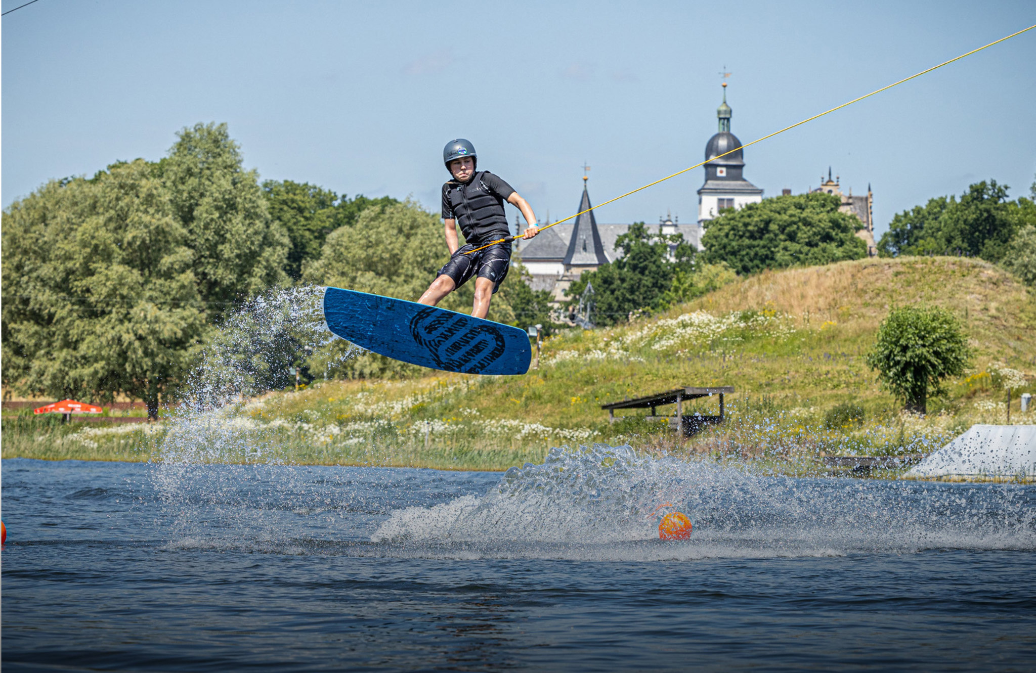 Mann auf Wakeboard in der Luft