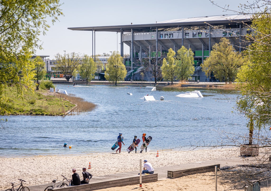 Blick auf Autostadt vom Strand