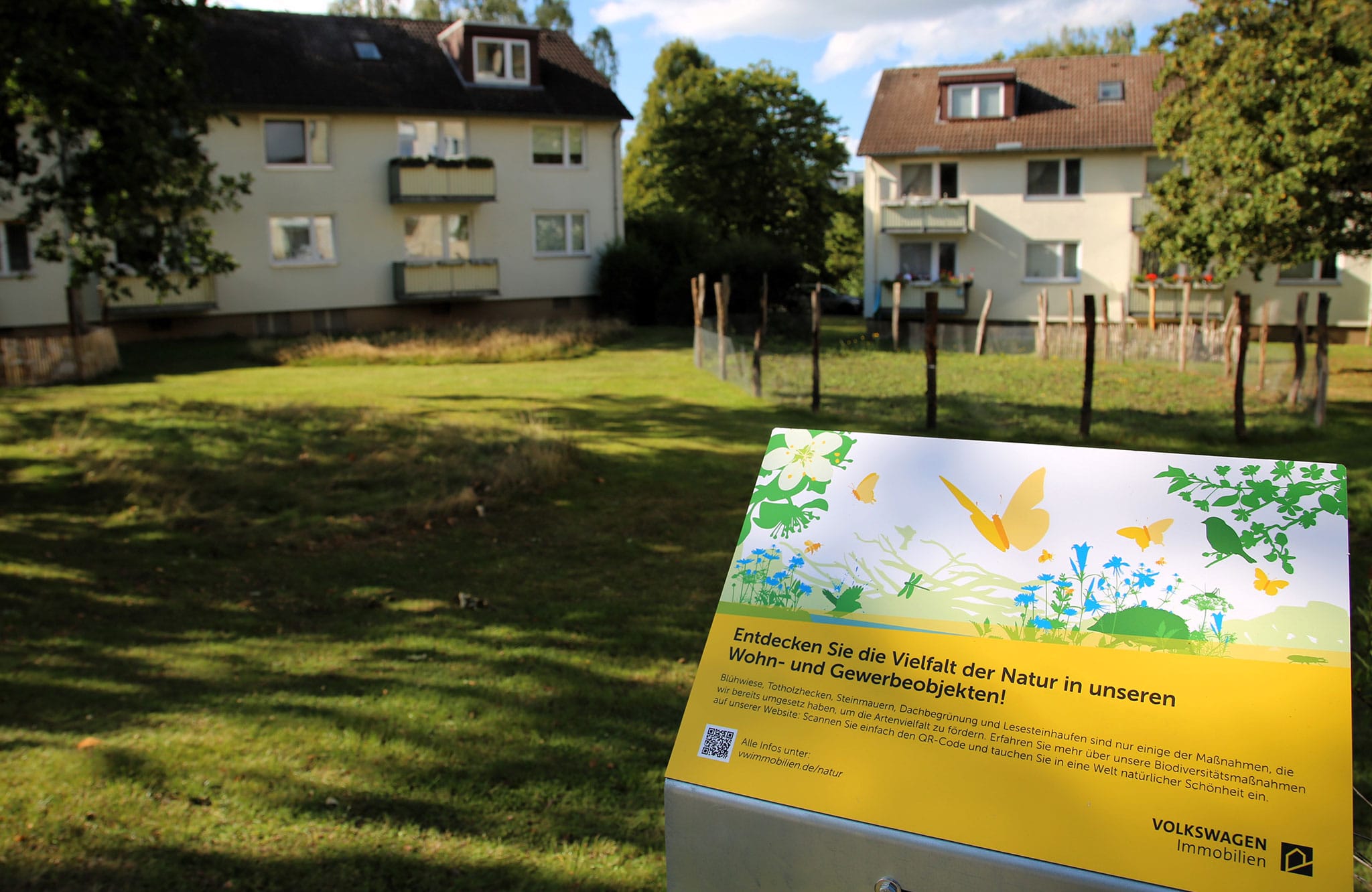 Planungstafel Biodiversitätsmaßnahme vor Mehrfamilienhaus