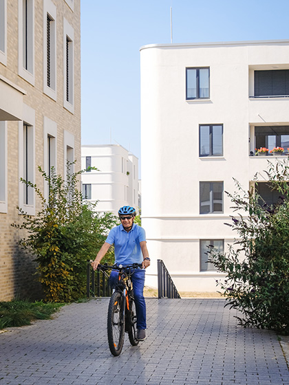 VWI-Mieter Juergen Leininger auf seinem Fahrrad