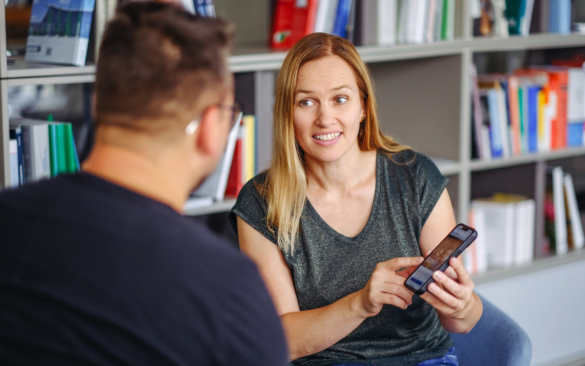 Kerstin Krueger im Gespraech mit einem VWI-Kunden