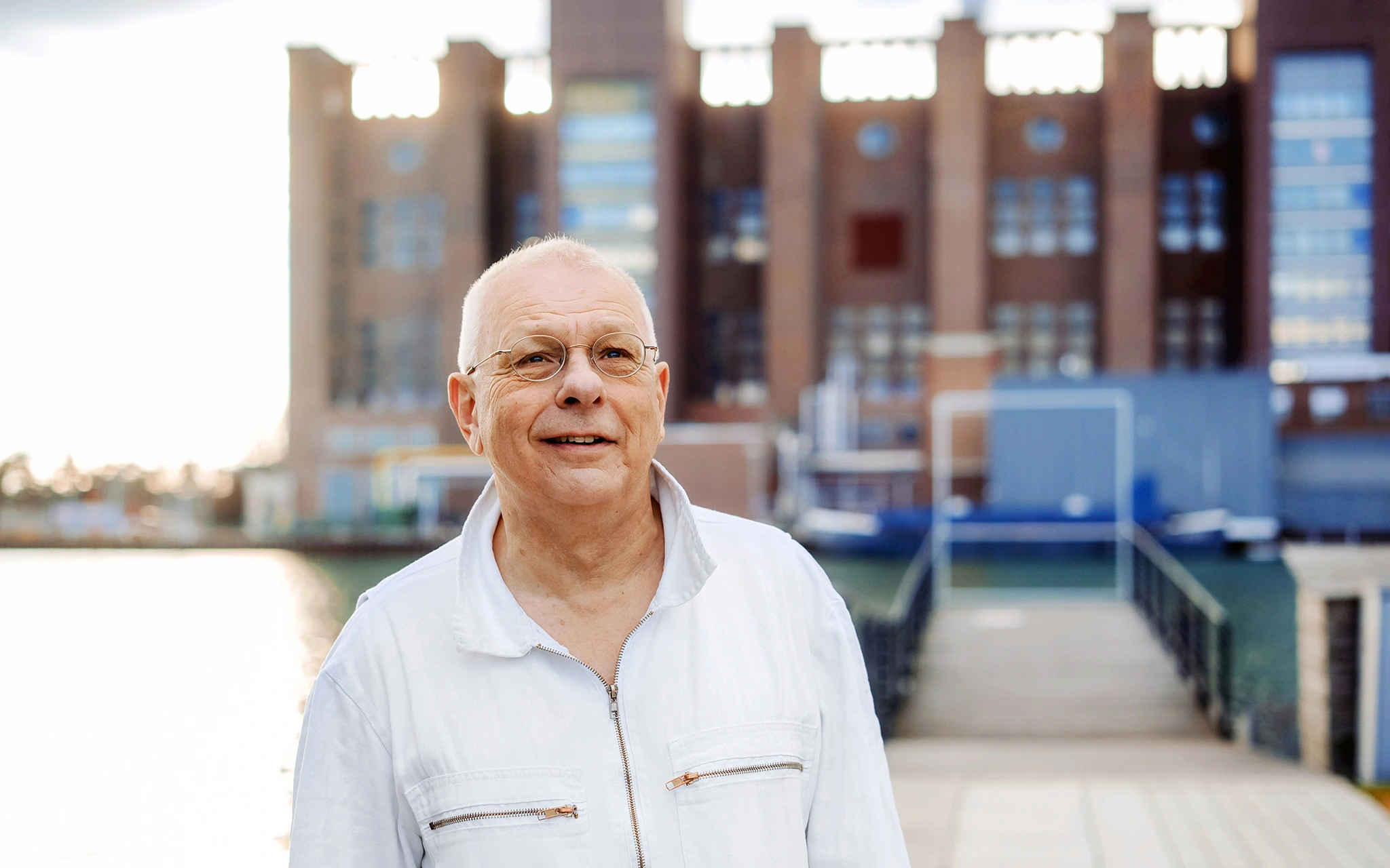 Portrait von Benjamin Heidersberger vor dem Kraftwerk des Wolfsburger Volkswagenwerks
