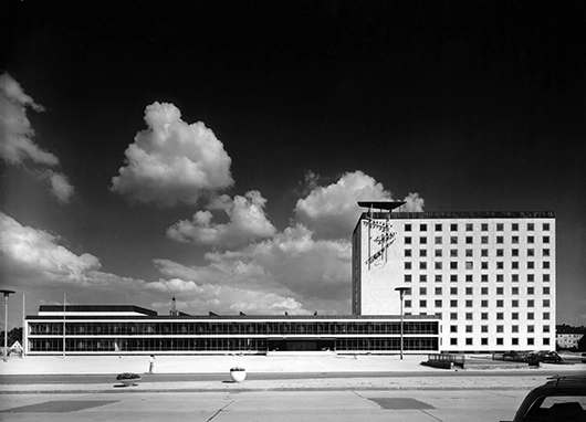 Schwarz-Weiss-Aufnahme des Wolfsburger Rathauses 1962 von Heinrich Heidersberger