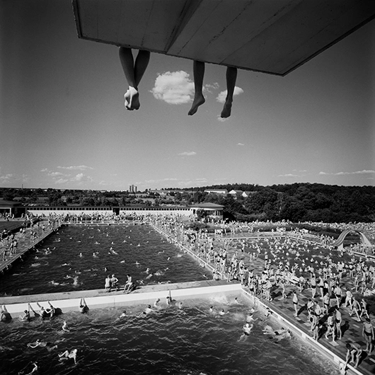 Schwarz-Weiss-Aufnahme des VW-Bads in Wolfsburg 1961 mit Blick vom Sprungturm von Heinrich Heidersberger