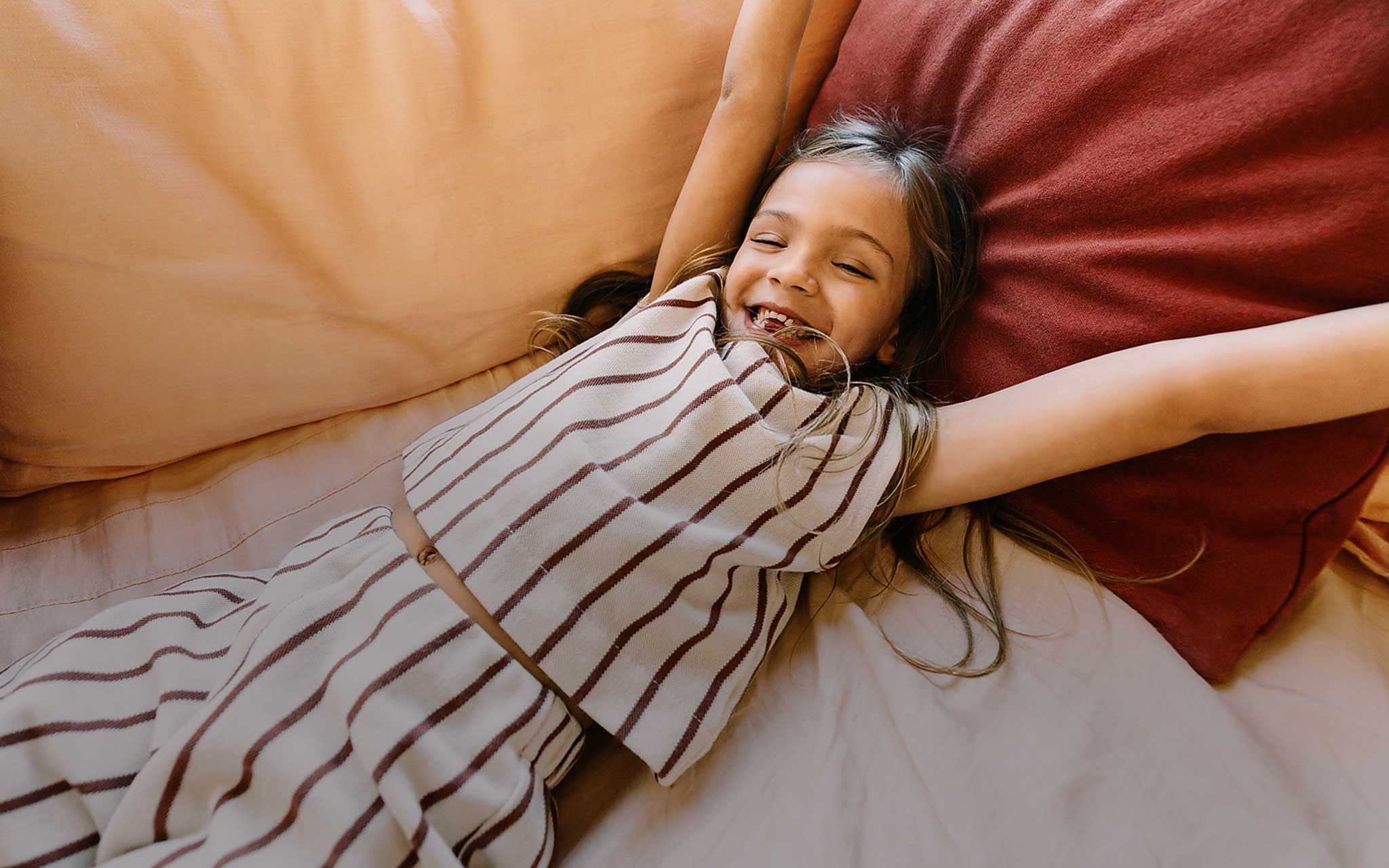 Mädchen liegt glücklich auf dem Rücken